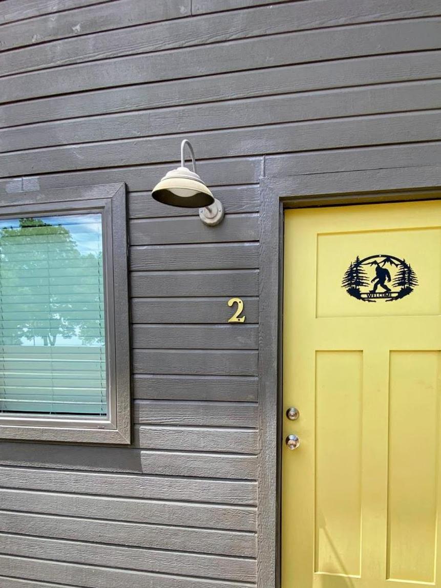 Bigfoot Hideout Hotel Winslow Room photo