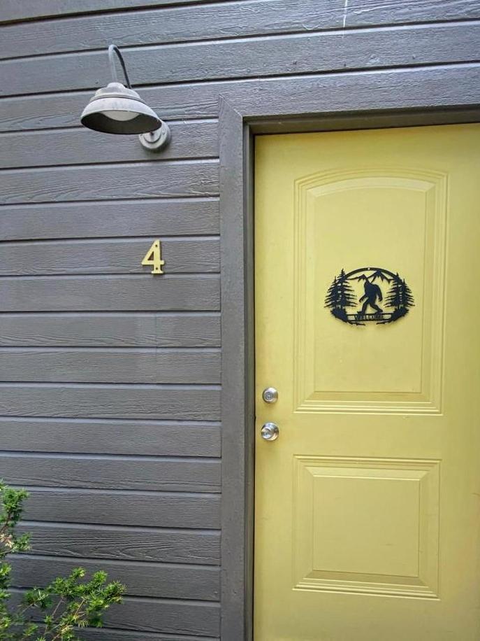 Bigfoot Hideout Hotel Winslow Room photo